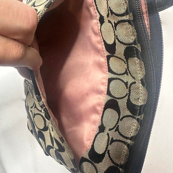 Coach CrossBody Print Black Has Pocket In the Front Zipper Closure - Picture 4 of 5